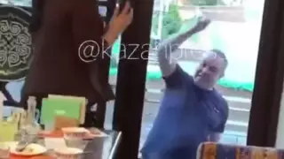 Алматы полициясы дәмхананың терезесін пышақпен қаққан ер адамды ұстады