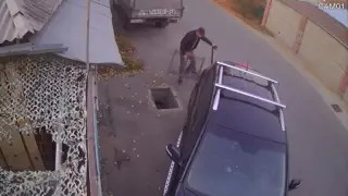 Алматыда арық қақпағын ұрлаған самокатшы видеоға түсіп қалды