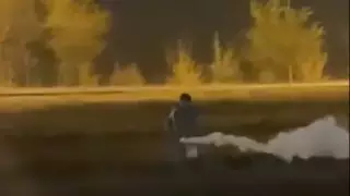 Алматыда көшеде белгісіз зат шашып жүрген ер адамның видеосы тарады