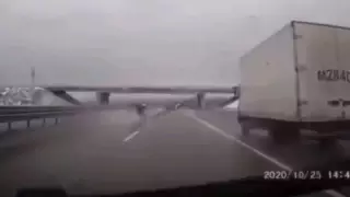 "Періштесі қақты". Ер адам Теміртау-Қарағанды тасжолында апаттан аман қалды