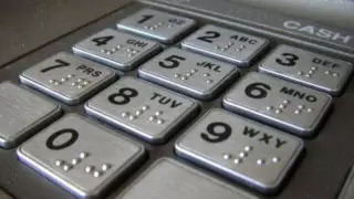 Ер адам банкоматта қалып қойған жарты миллион теңгені алып кеткен