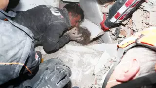 Түркиядағы жер сілкінісі: үш жасар қыз 90 сағат бойы үйінді астында жатқан