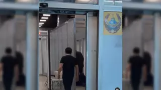 Алматы әуежайында полицей жолаушыны ұрған