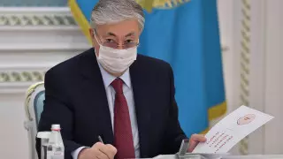 Тоқаевқа латын әліпбиінің жаңа нұсқасы көрсетілді