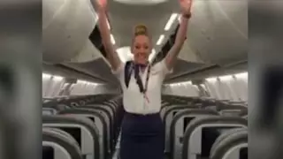 Стюардессаның аяғымен екі жолжүгін жапқан сәті видеоға түсірілді