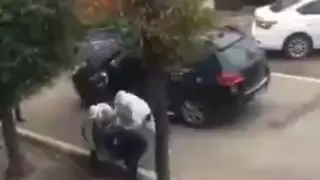 Желіде дезинфекциялаушылар ер адамды "соққыға жыққан" видео тарап жатыр