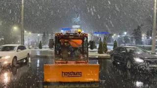 Алматыда бір түнде қар салдарынан 39 жол апаты болып, екі адам қаза тапқан