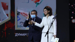 Министр Аида Балаева Шерхан Мұртаза атындағы номинацияның жеңімпазына марапат табыстап жатыр. Фото Facebook / Aida Balayeva