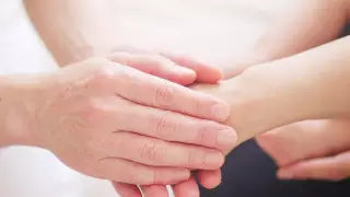 Америкалық әйел Қазақстаннан асырап алған қызының ата-анасын іздеп жатыр