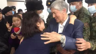 "Келші, құшақтайыншы" - Атамбаев сотта әйелімен көрісті