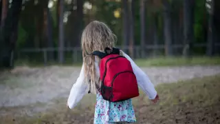 Оралда белгісіз ер адам кішкентай қызды автобустан алып түскен