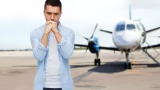 Бортсерік қыз ұшақтың екі қозғалтқышы да істен шыққанда не болатынын айтты