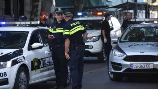 Тбилисиде қаруланған ер адам бірнеше тұрғынды кепілге алған