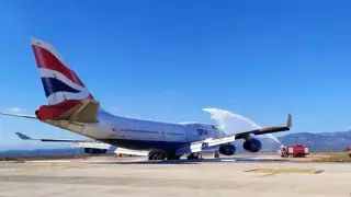 Әуежайда жолаушылар ұшағының өртенген сәті видеоға түсірілген