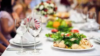 Бекшин  қонақүйде 150 адамға дейін банкет өткізуге "рұқсат беру" туралы құжатын түсіндірді