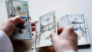 Қазақстанда демалыс және дүйсенбі күнгі доллардың ресми бағамы төмендеді