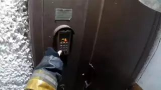 "Өрт кімнен шықса, сол ашсын": Павлодар тұрғыны өрт сөндірушілерге есік ашқан жоқ