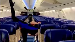 Стюардессаның багаж сөрелерін жабу тәсілі жұртты таңғалдырды