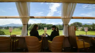 Адам бойымен бірдей терезелер. Панорамалық пойызда серуендеу қандай әсер сыйлайды?