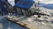 Қарағандыда мұз ойылып, трактордың суға батқаны түсірілген видео тарады