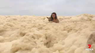 Аустралия жағалауы екі метрге жуық теңіз көбігіне оранды