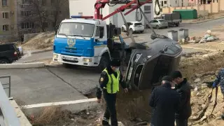 Ақтауда орға құлап кеткен көліктің видеосы тарады