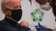 Джо Байденге тікелей эфирде коронавирустан вакцина салынды