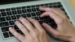 Ақмолада ер адам желіде өзін қыз ретінде таныстырып, "әкесі азғырғаны" туралы хабарлама жазған