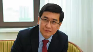 Коронавирусқа қарсы алғаш вакцина салдырған министр жағдайын айтты