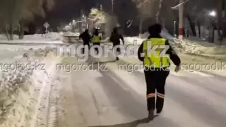 Оралда полицейлерден қашқан сот орындаушысы видеоға түсіп қалды