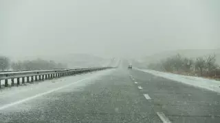 38 градус нөлден төмен. Бірнеше өңірде аязға байланысты жолдар жабылады