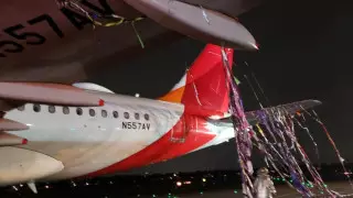 Жаңажылдық безендіруге шырмалып қалған ұшақ шұғыл қонды