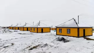 Қазақстанның солтүстігінде ер адам үйіндіден үй салып жатыр