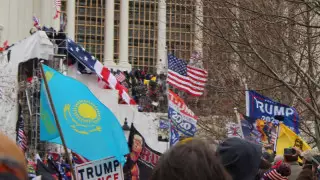 Капитолийдегі тәртіпсіздік кезінде біреу Қазақстан туымен шыққан
