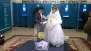 "Таңғы 6-да тұрдық". Үйлену көйлегіндегі қалыңдықтар сайлауда дауыс берді