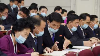 Солтүстіккореялық шенеуніктер алғаш рет жиында маска тағып отырды