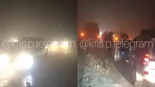 Тұман түсіп, қоқыс полигоны жанып жатқан.  Алматы облысында 7 көлік соқтығысып қалды