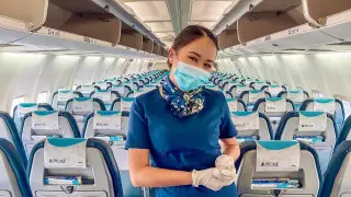 Стюардесса ұшақ салонына неліктен ауыр жүк алып кіруге болмайтынын түсіндірді