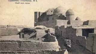 Үлкен кеуделері бар жалаңаш арулар