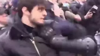 Мәскеудегі митинг кезінде полицейлермен төбелескен жігіт 2 айға қамалды