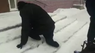 "Қазпоштаға" еңбектеп шығып бара жатқан мүгедектің видеосы Желі қолданушыларын ашуландырды