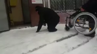 "Қазпошта" сәлемдемесін алу үшін еңбектеуге мәжбүр болған мүгедектен кешірім сұрады