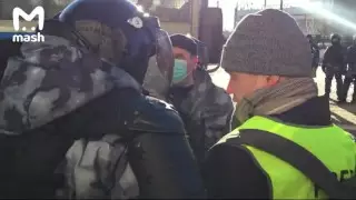 Mash басылымының журналистері Навальныйдың соты өтіп жатқан ғимарат маңында ұсталды