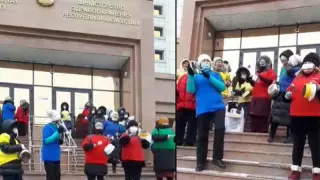 Нұр-Сұлтанда ДСМ ғимаратының алдында бір топ адам ереуіл ұйымдастырды