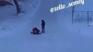 Семейде балалы әйелді соққыға жыққан ер адам видеоға түсіп қалды