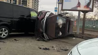 Алматыда көлік аударылып, Розыбакиев көшесінде кептеліс пайда болды