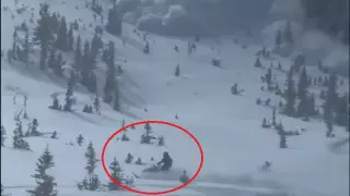 Туристер өздеріне қарай құлдилаған қар көшкінін видеоға түсірді