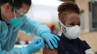 АҚШ-та вакцина салдырған тұрғындарға шектеу жеңілдеді