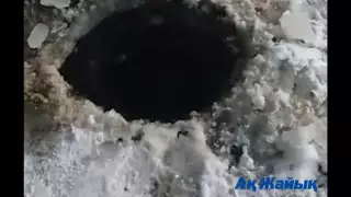 Атырау облысында тұрғындар ерекше түске боялған Жайық суын талқылап жатыр