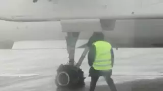 Шассиі жарылған Qazaq Air ұшағының командирі оқиғаның мән-жайын айтып берді